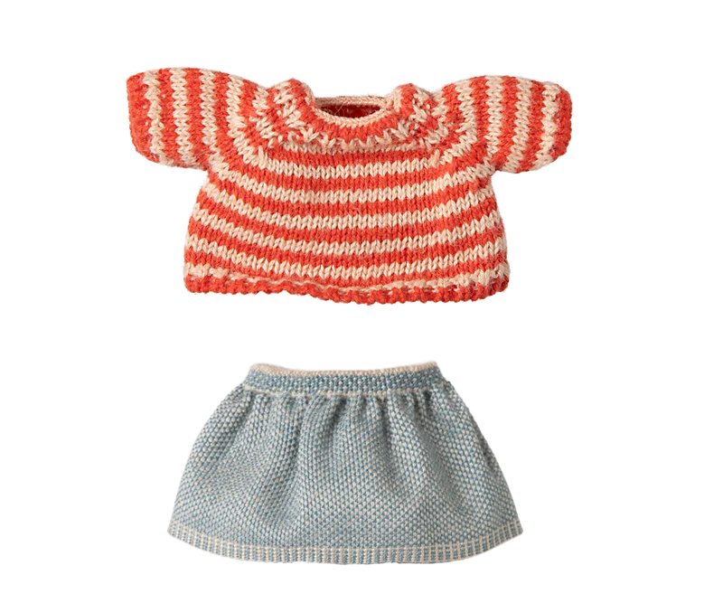 Knitted sweater and skirt, Big sister mouse
