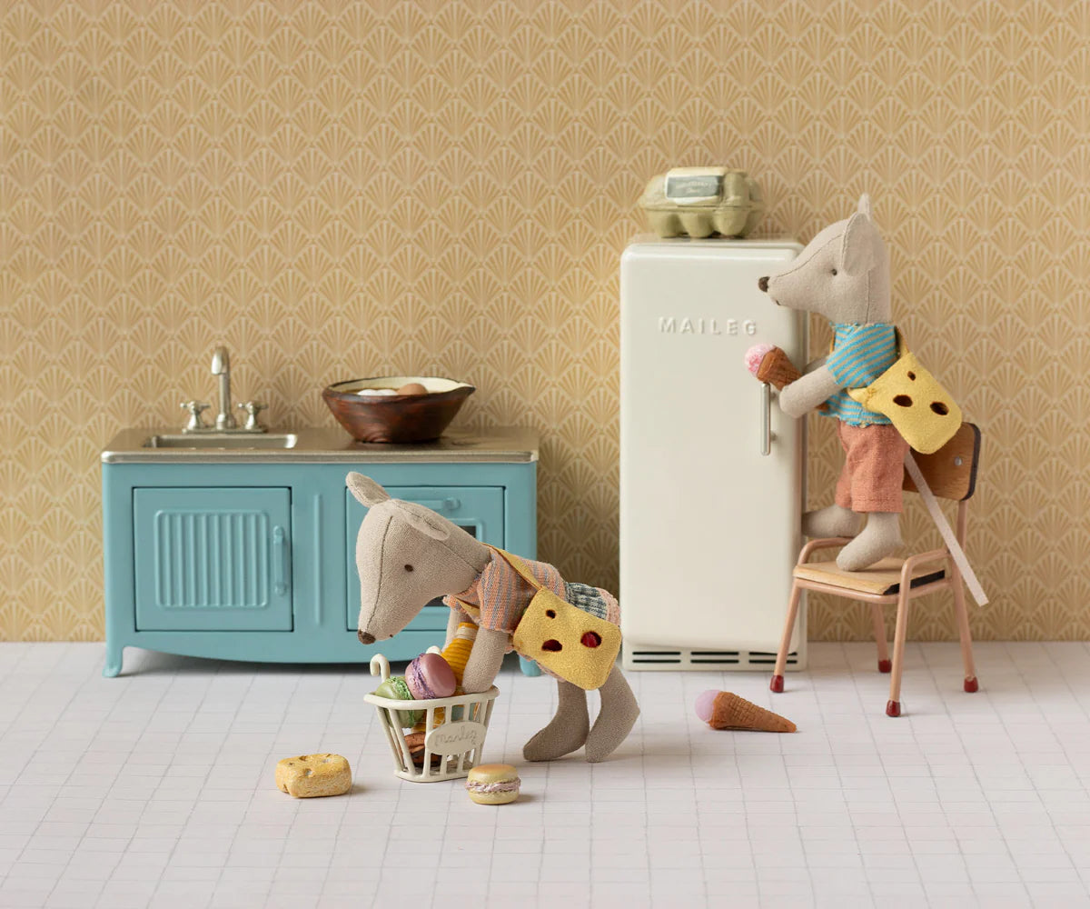 Little sister mouse with bag